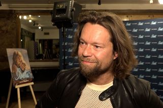 Extravagantní model ve stylu Jima Morrisona: Richard Krajčo za kožené zvonáče, podpatky a brašnu přes rameno čeká hejty - Super.cz